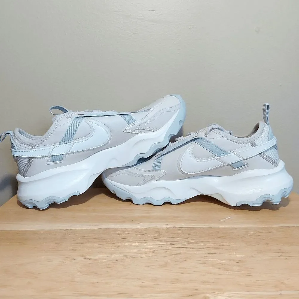 Nike TC 7900 Shoes Sail Light Orewood Taupe DD9682-102 Women's Size 9 - Picture 4 of 7